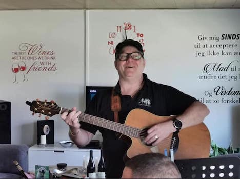 Axel Meilholm synger Sangen til Astrups pris