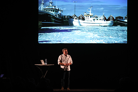 Onsdag aften gæstende Mikkel Beha Erichsen Multihuset i Øster Hurup