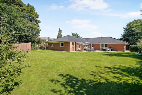 Ugens Bolig | Dejlig stor og rummelig etplansvilla, med plads til både 1, 2 eller 3 familier.