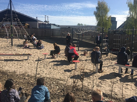 Fælles-samling og sang med afstand på Kammas Børneunivers