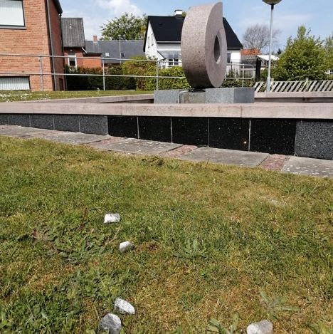 Kærligt med bestemt | lad nu de sten ligge