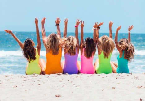 Få sommerfarverne ind i boligen og garderoben