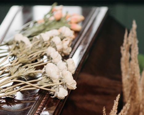 Sådan sparer du penge på din bedemand