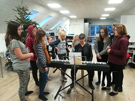 Klaverundervisere kom til Kammas Børneunivers med nodelære, samspil og fællessang