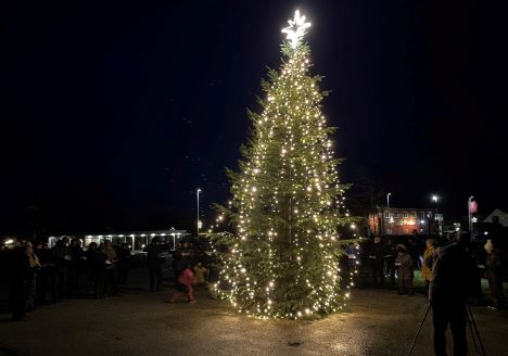 Øster Hurups juletræ tændes på søndag og der hygges i Multihuset