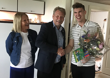 Frederik bliver bedre og bedre dag for dag hos IDEmøbler Max Jessen Terndrup.