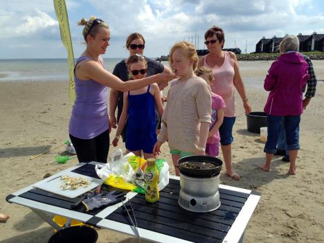Det går helt i fisk på stranden i Øster Hurup