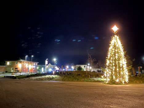 Fantastisk flot juletræ på bytorvet i Øster Hurup