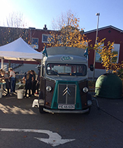 Kammas børn bagte grønne pizzaer foran DaglíBrugsen