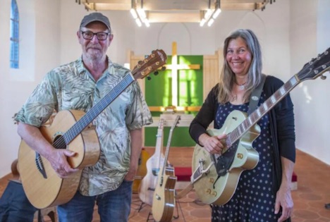 Guitar og visesang trak fuldt hus i den nyrenoverede Øster Hurup Kirke