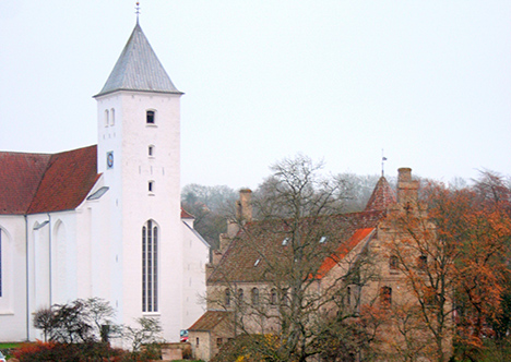 Bisættelsen finder sted fra Mariager Kirke, fredag d. 8. juli, kl. 11.00