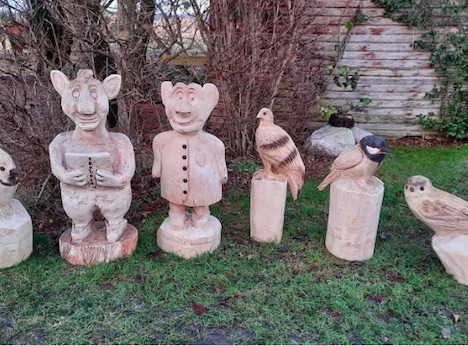 4 træskulpturer på vej i Øster Hurup – Se dem blive lavet