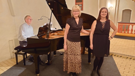 Omkring et flygel i Als Kirke mandag aften.