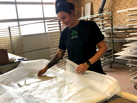 HJ Lakering ved Hobro har fået en forrygende start | Folk vil gerne have malet deres køkkenlåger mm