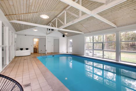Ugens bolig | Stort pool-sommerhus i Helberskov tæt på vandet