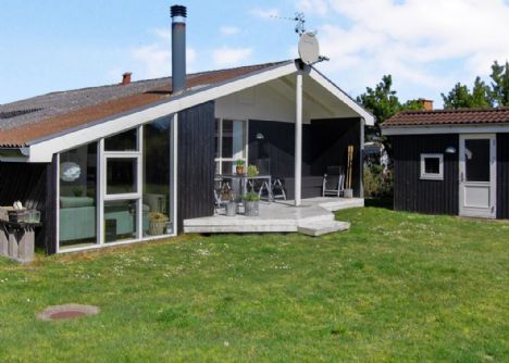 Ugens Home – Gennemført arkitekttegnet sommerhus på ugenert grund i 2. række til stranden!