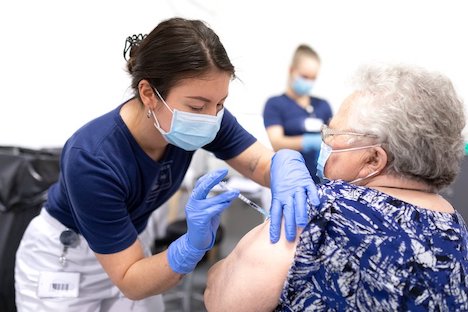 Vær en strik | Hjælp de ældre med at få et prik