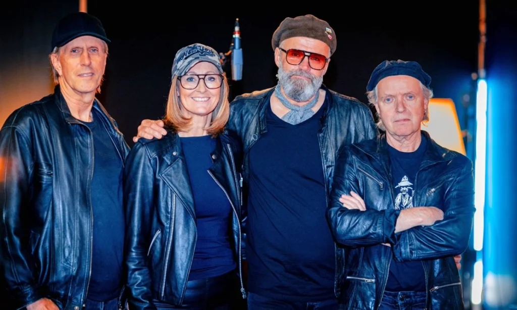 Bandet Mr. Smoking med Miss Q poserer i sort læder med solbriller og hatte, klar til at spille Smokie- og Quatro-hits.