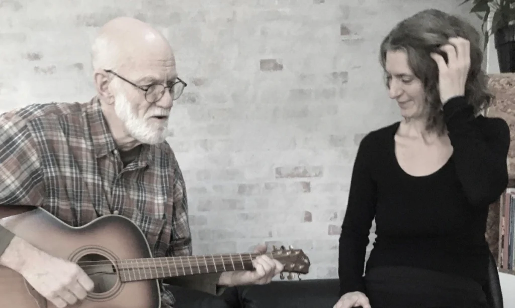 Duoen Line og Anton Brink-Jensen spiller akustisk guitar og synger sammen i en intim musikalsk setting.