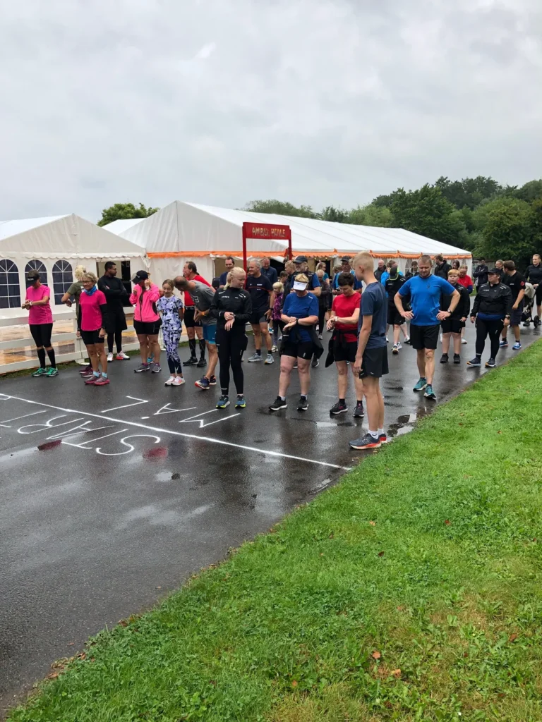 En stor gruppe deltagere står klar ved startstregen til Hindbærsnitteløbet på Ambupladsen i Hobro, foran de hvide festtelte.