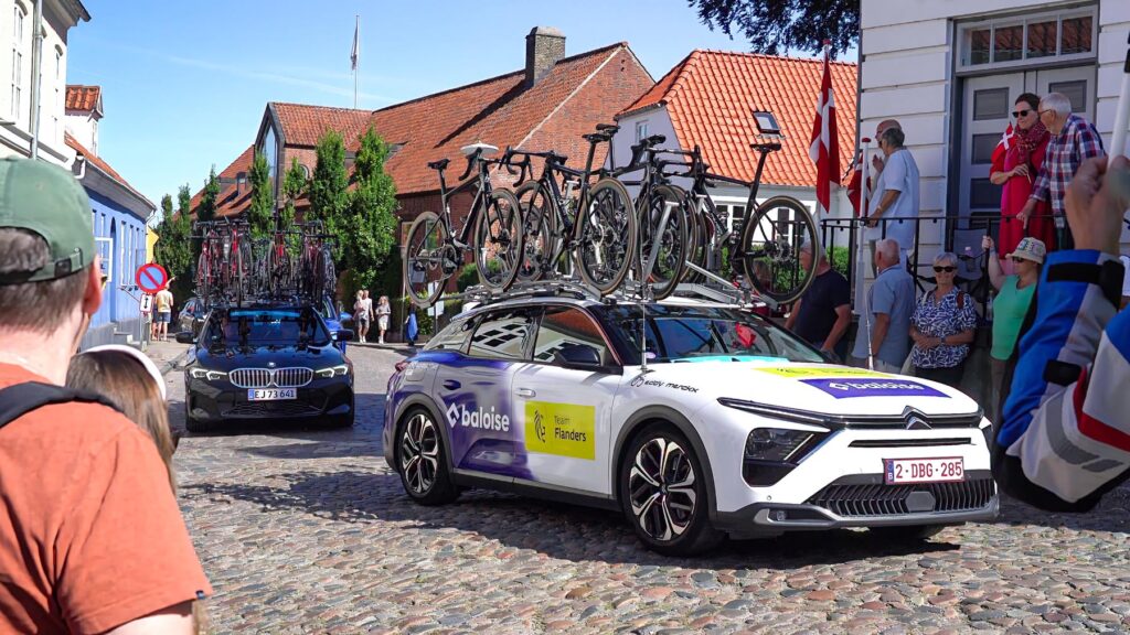 A klip 1 gang de kommer pa torvet frame at 3m33s