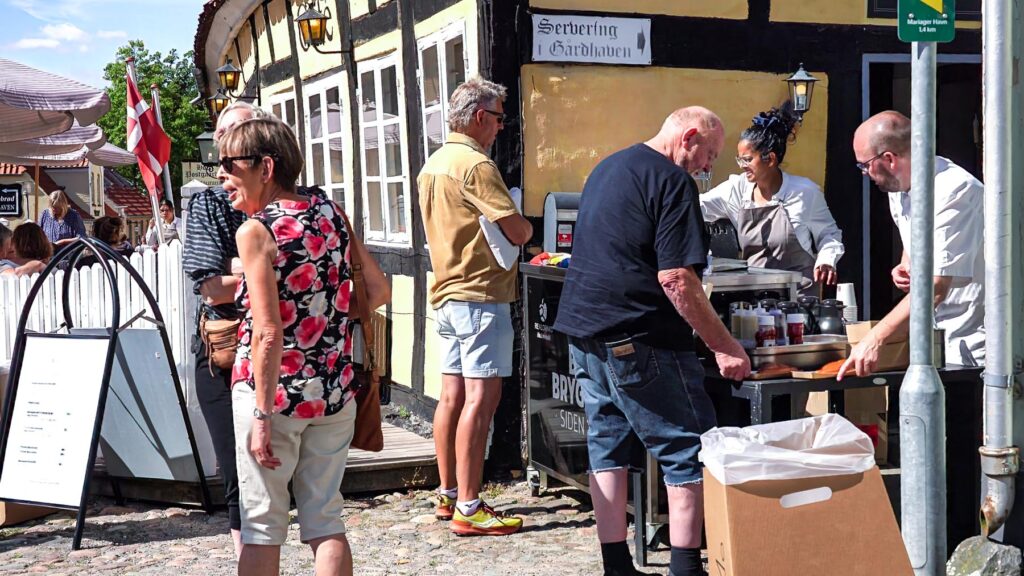 A klip Postgaarden Udeservering skal med i filmen frame at 0m8s