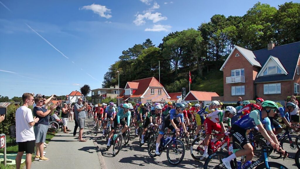 A klip feltet kommer til MAriager igen og drejer ind. frame at 0m45s