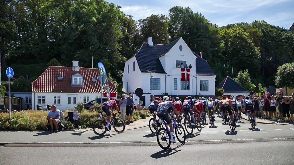 A klip feltet kommer til MAriager igen og drejer ind. frame at 0m51s