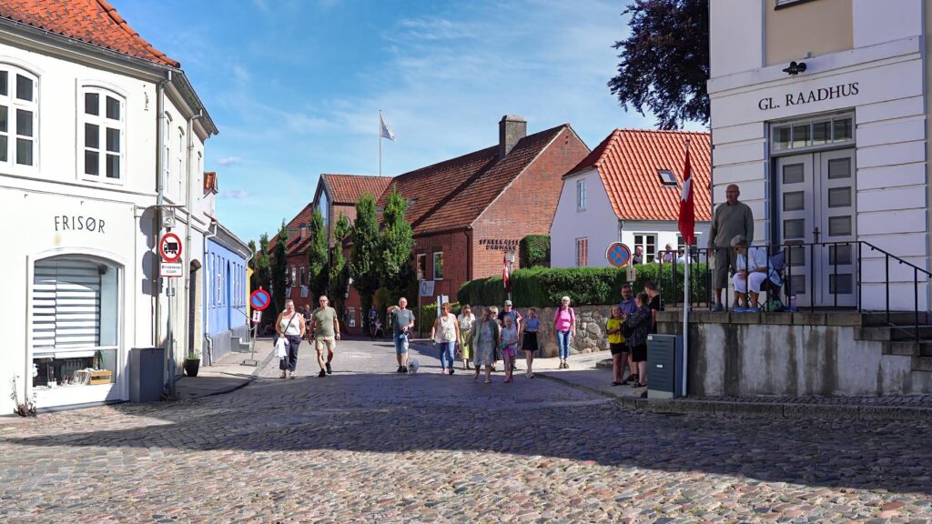 A klip folk gar op mod torvet frame at 0m4s