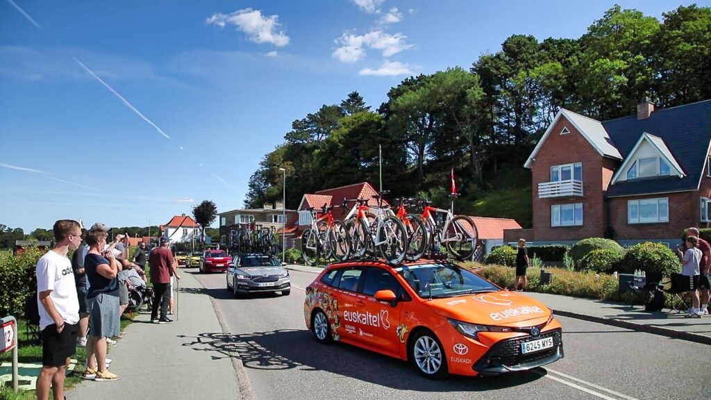 B klip foelgebiler og rednings kortege der koerer efter cykel loebet frame at 0m7s