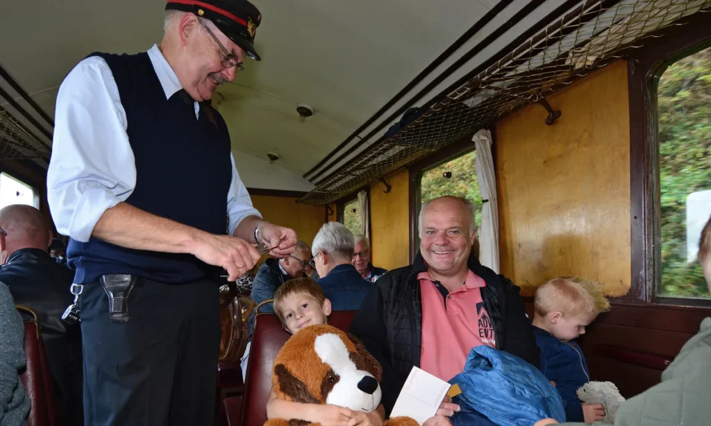 Eventyrlig ‘Bamsedag’ trak familier til Mariager-Handest Veteranjernbane: Togtur, samvær og nostalgi i børnehøjde
