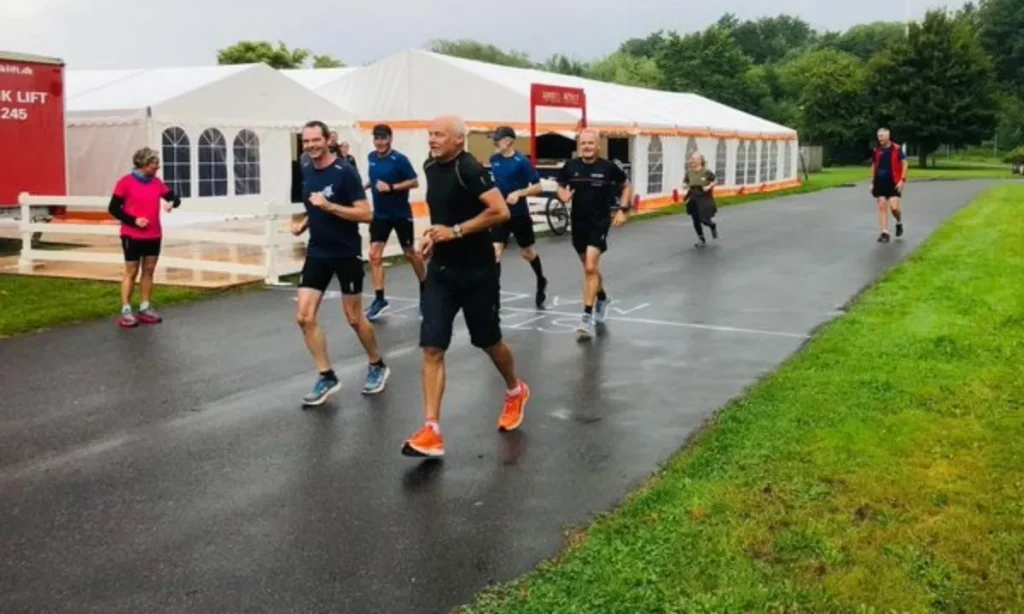 Sød start på Ambu-festen: Gratis hindbærsnitteløb trækker hundredvis til Hobro