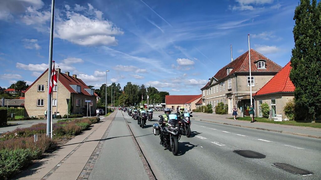 Marchal motor cykel kortege i MAriager fedt klip frame at 0m21s