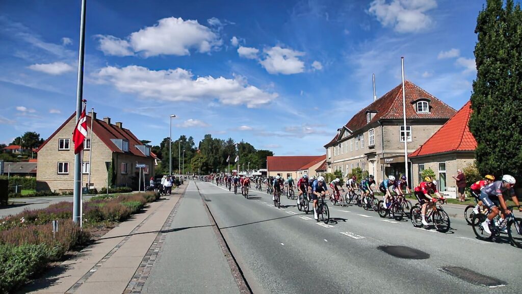 Post Danmark rundt Kommer forbi Radhuset i Mariager frame at 0m24s