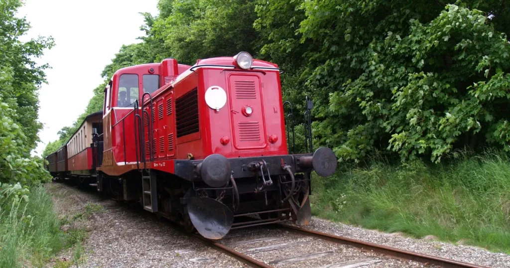Gratis togtur med historiens vingesus: ELRO-fonden og veteranbanen i Mariager inviterer alle der her lyst
