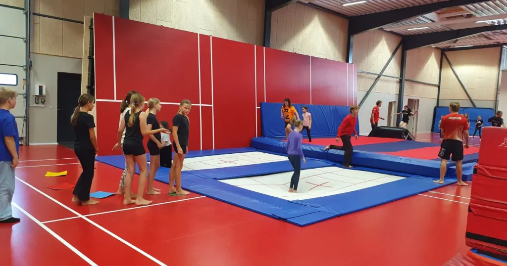 Springglæde og fællesskab i HB Gymnastiks nye hal – 130 børn til workshop med Verdensholde