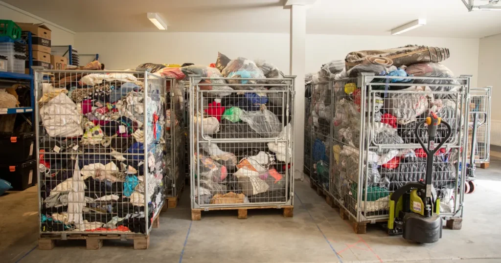 Genbrugsmøbler og dametøj topper CO2e-besparelserne hos Røde Kors