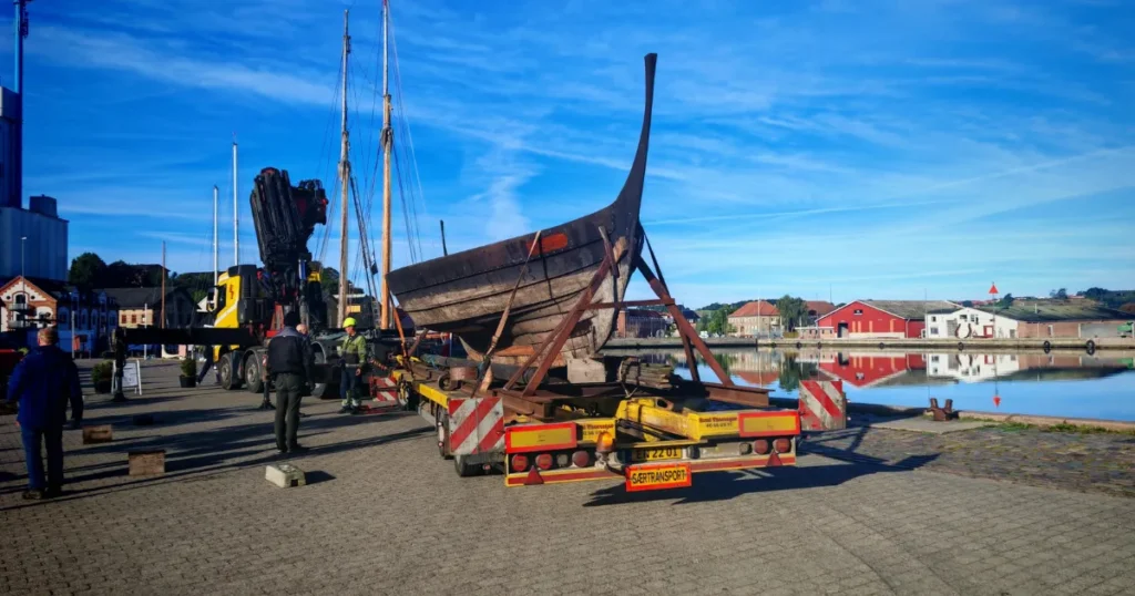 Vikingeskib flyttede til Hobro: Nu skal “Vølven” gøres sejlklar og blive ny attraktion ved fjorden