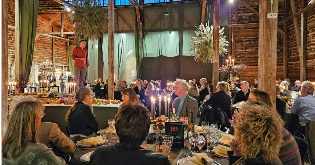 Blomstermanden inviterede frivillige fra hele Himmerland til fest i Det Røde Pakhus i Hobro