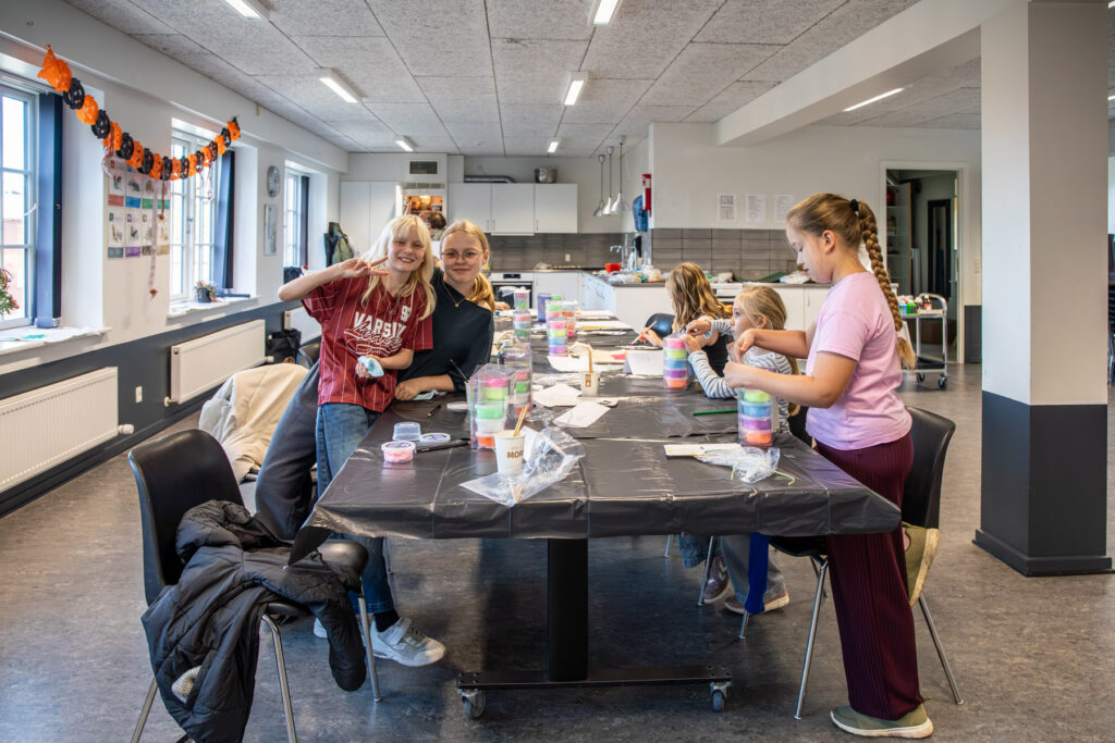 Aktiv efterårsferie i Mariagerfjord kommune: Krea, mad og hygge i Hobro  – Børnene folder sig ud med jul, maling og mad