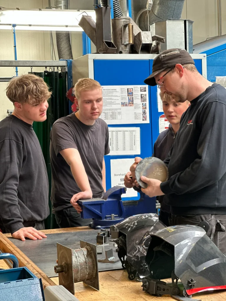 3 Tre elever med underviser paa HEGs nye smedeuddannelse i Hobro 2