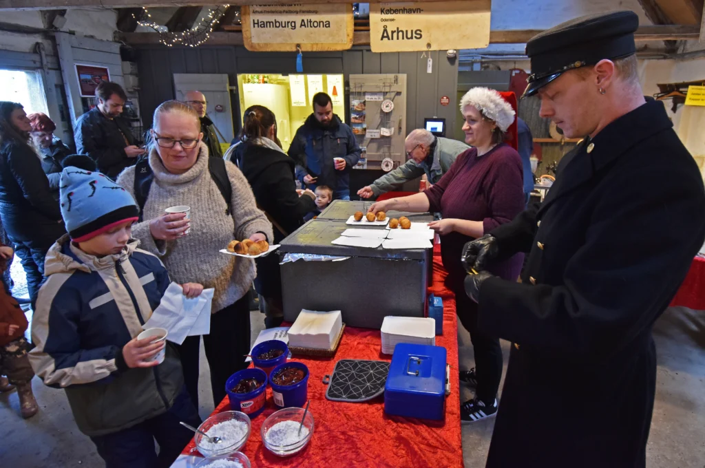 De lune aebleskiver og den varme gloegg var populaer Foto Asger Christiansen