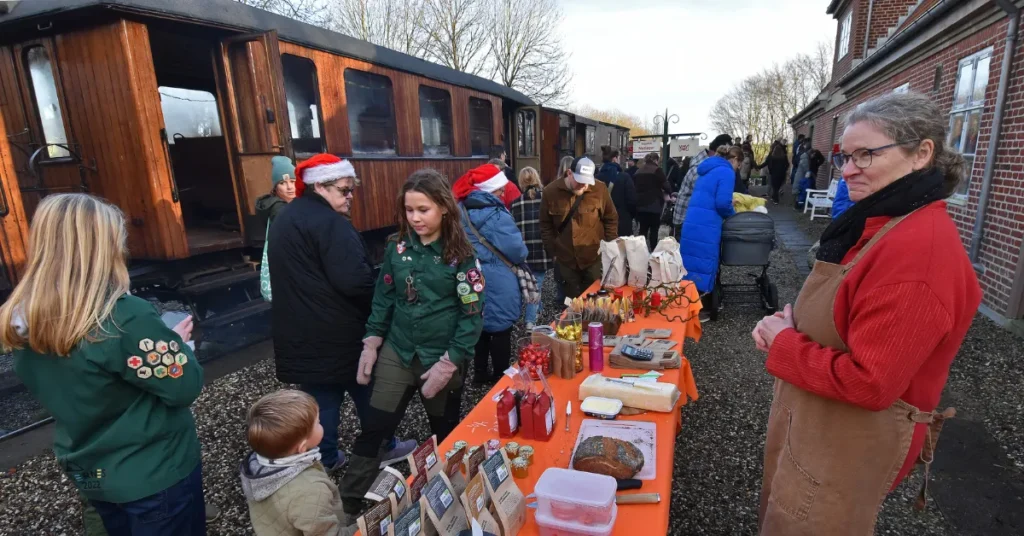Julestemning på skinner: Veteranjernbanens juletog trak fulde vogne mellem Mariager og Handest
