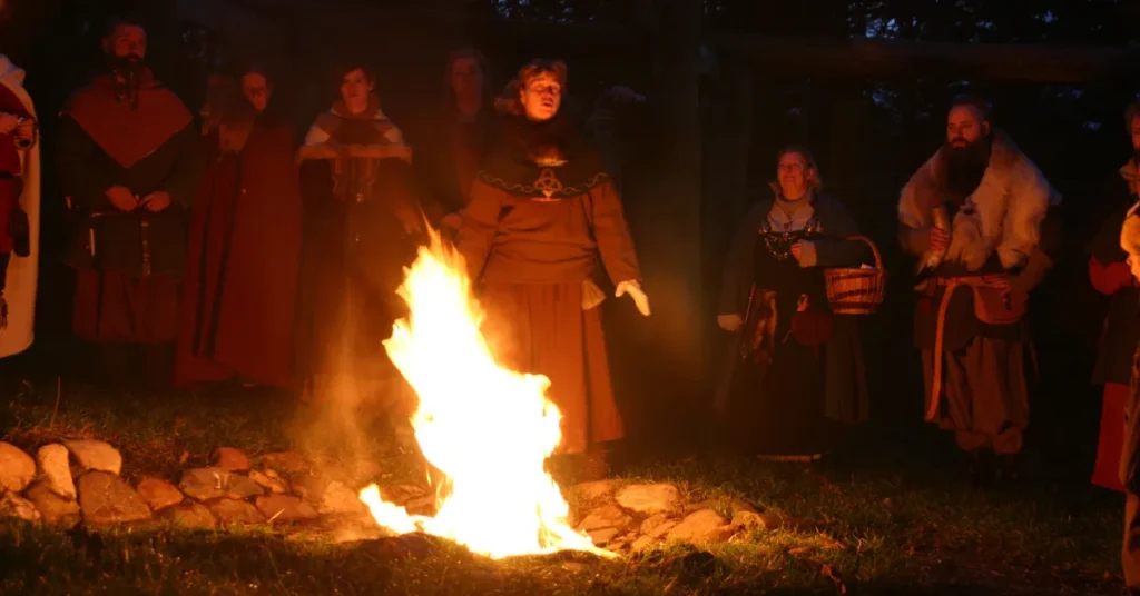 Vikingerne på Fyrkat gør klar til vintersolhvervsmarked