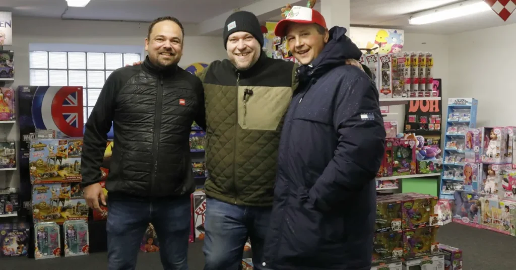 “Yellow princess” er kommet til byen: En “Smart” byttehandel mellem Randers Legetøj og kendt komiker har givet Julehjælpen legetøj for 150.000 kr.