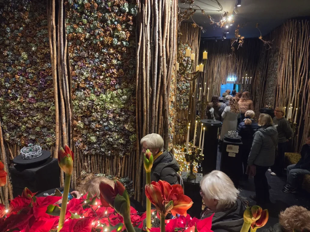 Gaester vrimler til juleudstillingen for at se de stjaalne franske kronjuveler fra Louvre