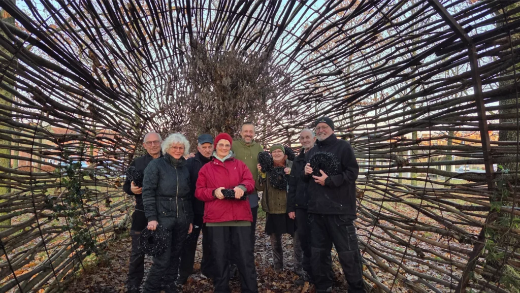 Mandag morgen 1. december satte de kreative frivillige og Johnny Haugaard lys op i Midgaardsormen