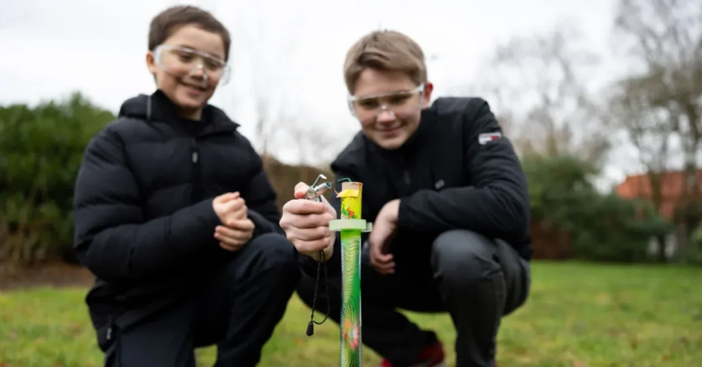 To drenge antaender et stykke fyrvaerkeri