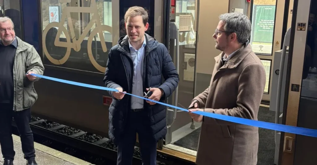 Blå regionaltog kører nu helt til Hobro: Ny direkte togrejse tværs gennem Nordjylland fik sin start lørdag