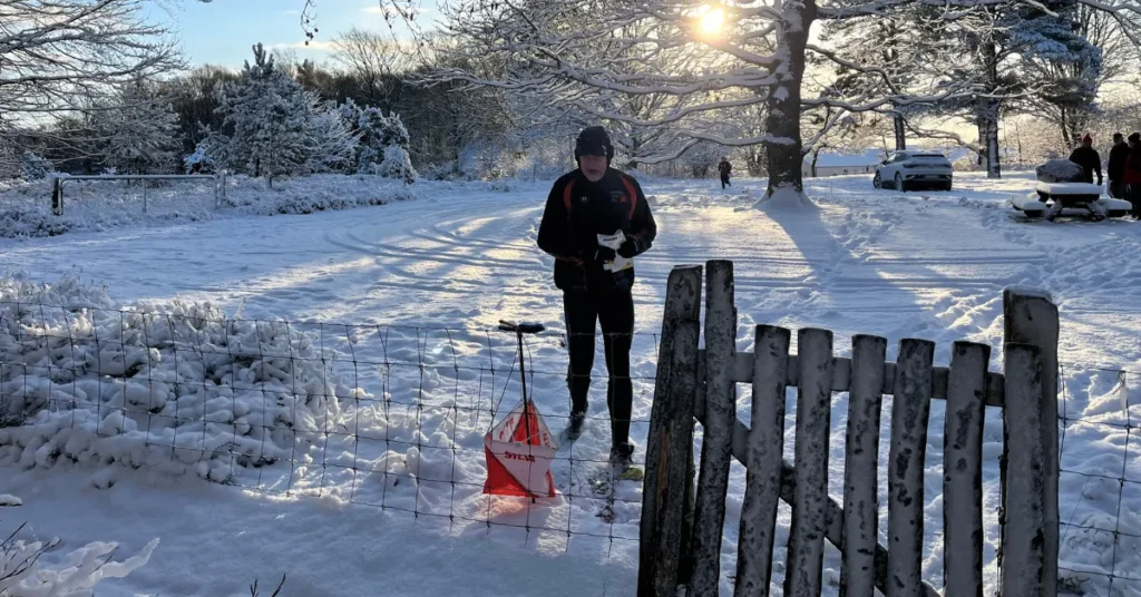 Sne, sol og stejle bakker: Nytårsløbet samlede 80 orienteringsløbere i Hadsund